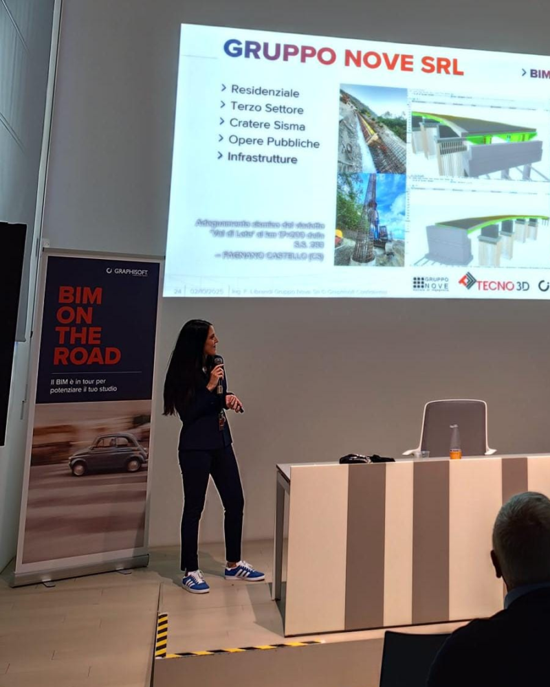Francesca Librandi parla al microfono a BIM on the Road, al MAXXI di Roma, davanti alla slide di Gruppo Nove
